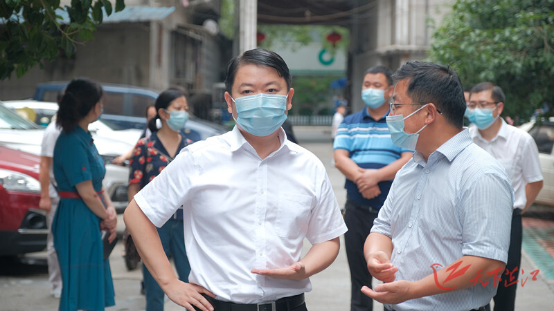 梁志平在督导检查全县疫情防控工作、看望慰问一线工作人员时强调：加快构建“微网格”管理体系 筑牢疫情防控安全网