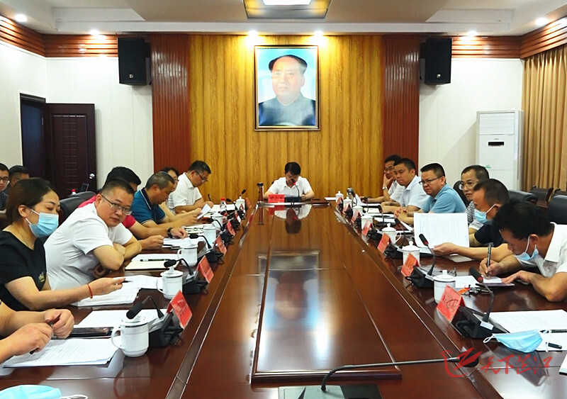 梁志平主持召开工业园区现场办公会