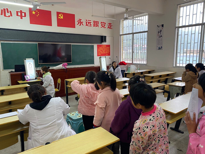梨溪口学校组织开展视力筛查活动  落实双减 呵护双眼