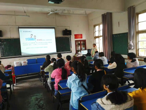 社会爱心凝聚  关爱留守女生