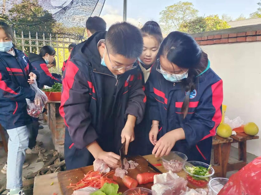 走进自然，劳动快乐  芷江三中组织学生开展户外野炊和郊游活动