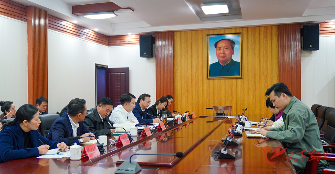县委书记梁志平主持召开座谈会与湖南都市频道副总监王燕一行共商合作发展事宜