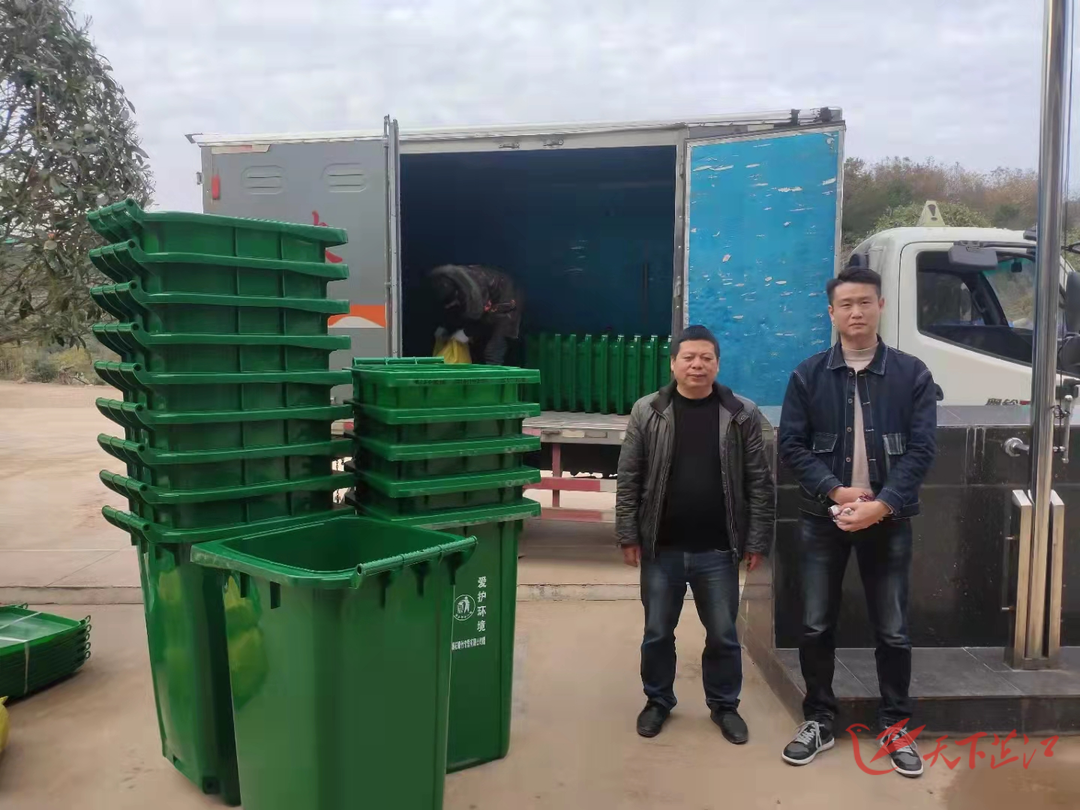 政协委员爱心捐赠垃圾桶 助力振兴彰显私企担当