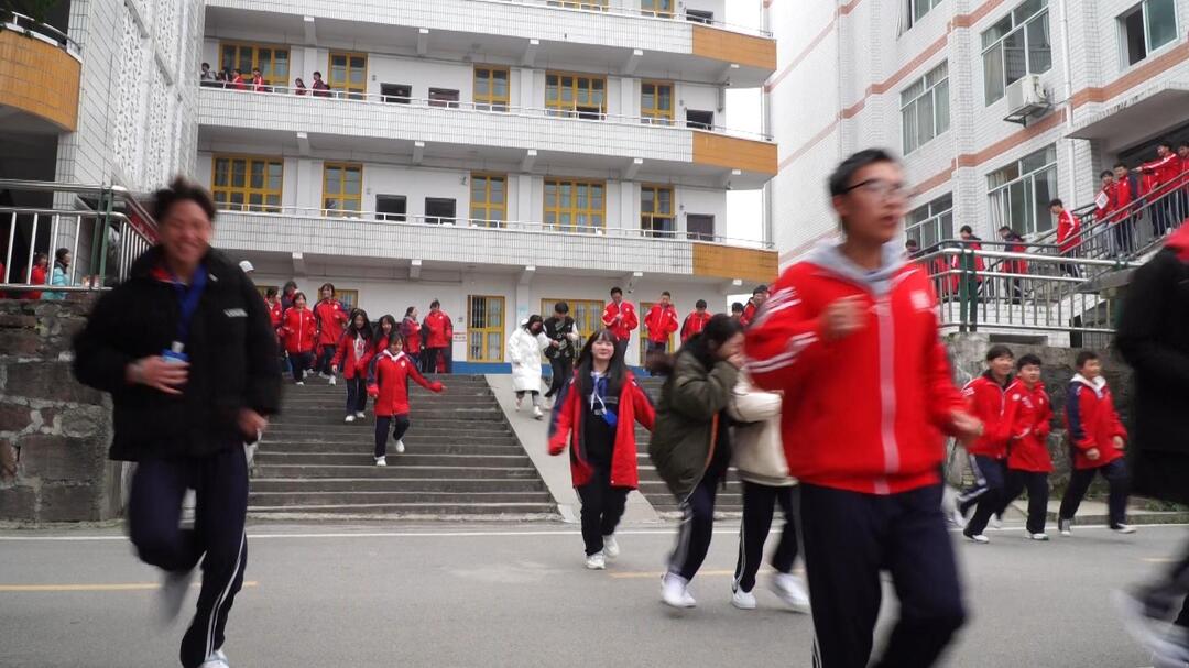 2分18秒 4000余人全部撤离 芷江民族职业中专学校开展应急疏散演练活动
