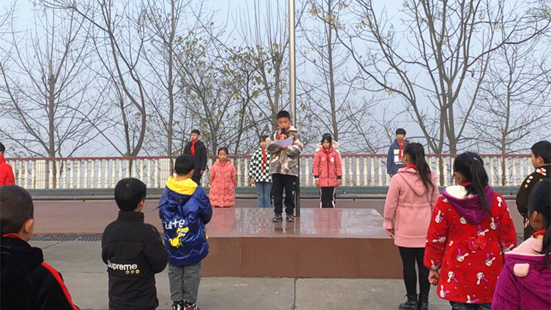 楠木坪镇小学举行“国家公祭日”主题升旗仪式