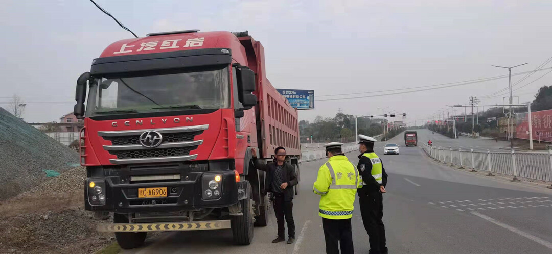 醉酒驾驶大货车，你胆子忒肥了吧，饭碗都不要了？