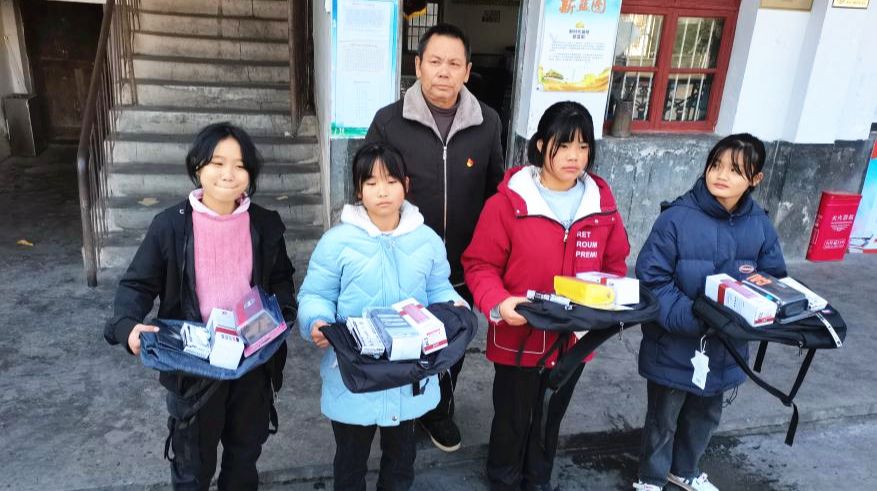 冷水溪乡：为品学兼优学生发放学习用品