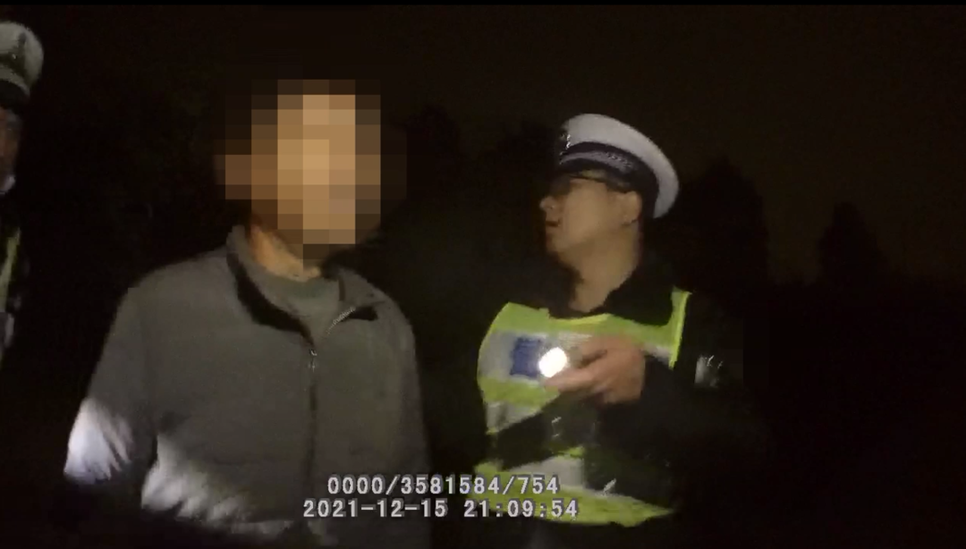 男子为逃避交警检查钻入草丛  辩称：我怕，交警追我我就跑