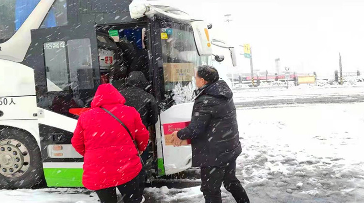 芷江：为滞留高速路口司乘人员雪中送温暖