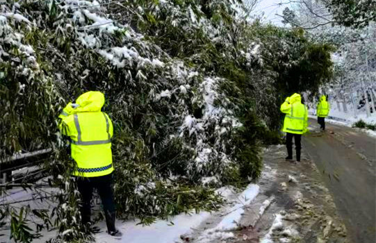 县公路建设养护中心：全力抗击风雪 排堵保畅