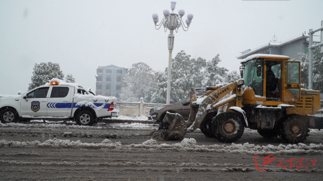 芷江：城管雪天保通行  除雪行动暖民心