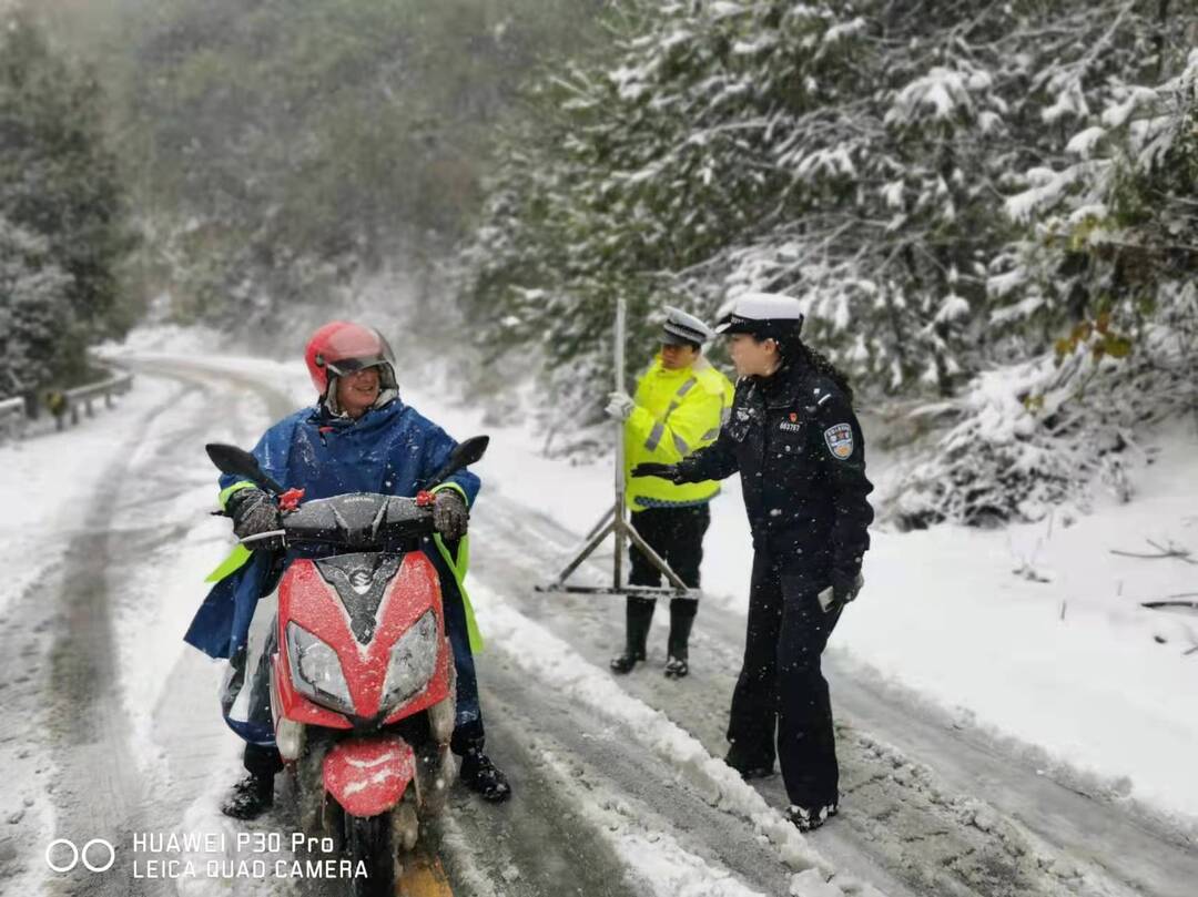 大雪如期而至  芷江交警 全力以赴迎战冰雪恶劣天气