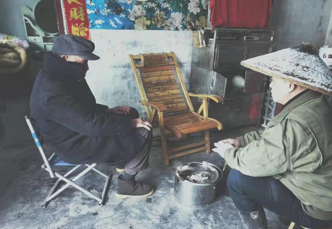 罗旧镇：顶风冒雪送衣物，情暖孤寡老人心