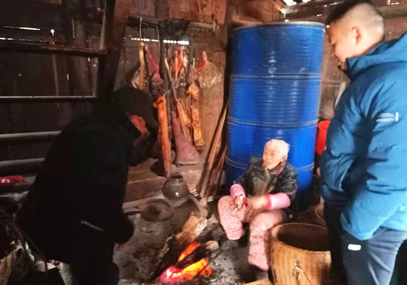 罗旧镇：关爱孤寡老人  清冰雪保民生