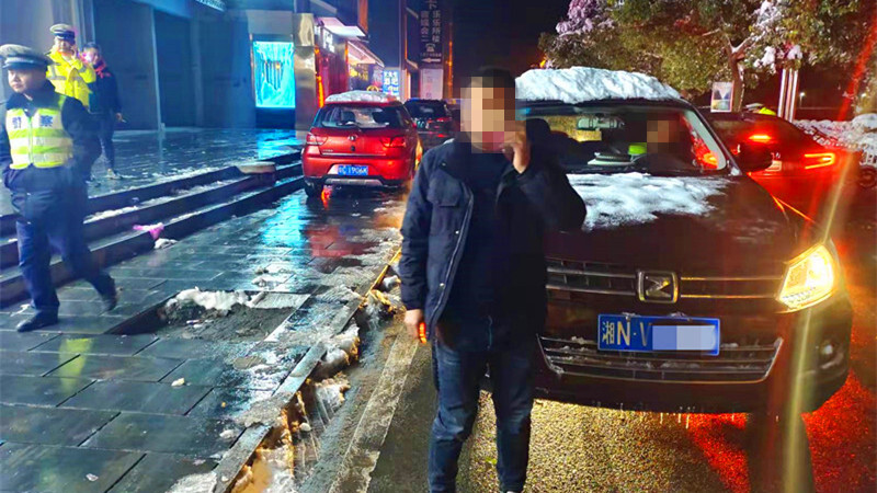 冰冻雨雪天，男子酒后驾车“偶遇”交警