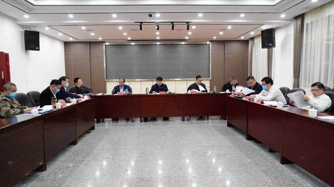 县委常委会召开会议 梁志平主持