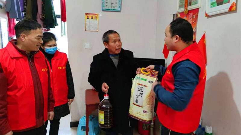 芷江镇海峡路社区：冬日严寒人情暖 携手青年促振兴