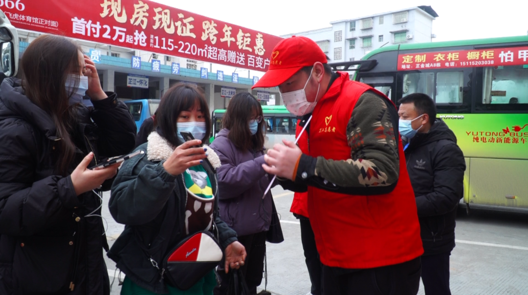 春运志愿者中的青春面孔