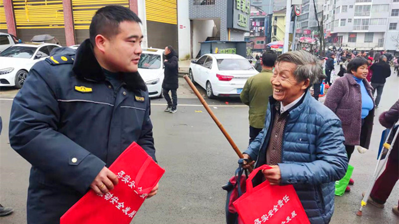 碧涌镇利用赶集开展道路交通安全知识宣传