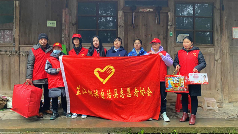 新春走基层送温暖丨芷江志愿者协会携手芷江农商银行走访慰问贫困儿童