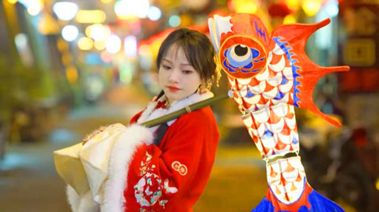 芷江：汉服鱼灯夜游，过有年味的春节