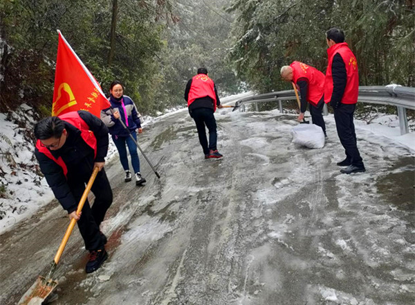 三道坑镇：瑞雪兆丰年，除雪保安全