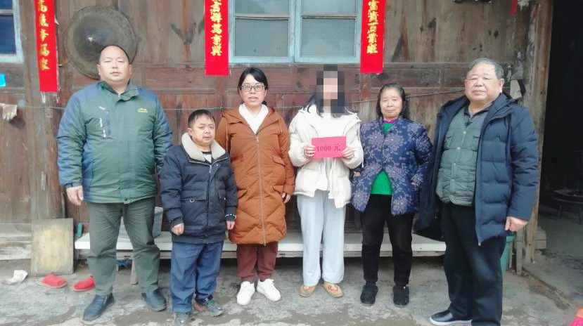 芷江一中：退休党支部爱心情暖贫困学子