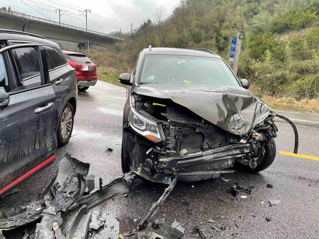 【事故预警】安全带=生命带 转弯未减速观望，杯具了吧！