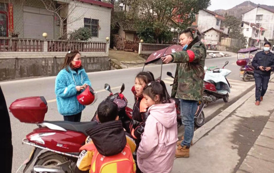 执勤护学！放学路上保安全