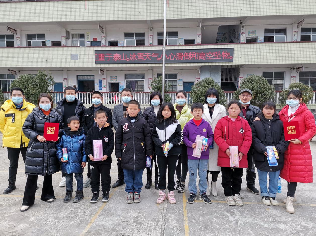 罗岩学校贫困学生喜获资助
