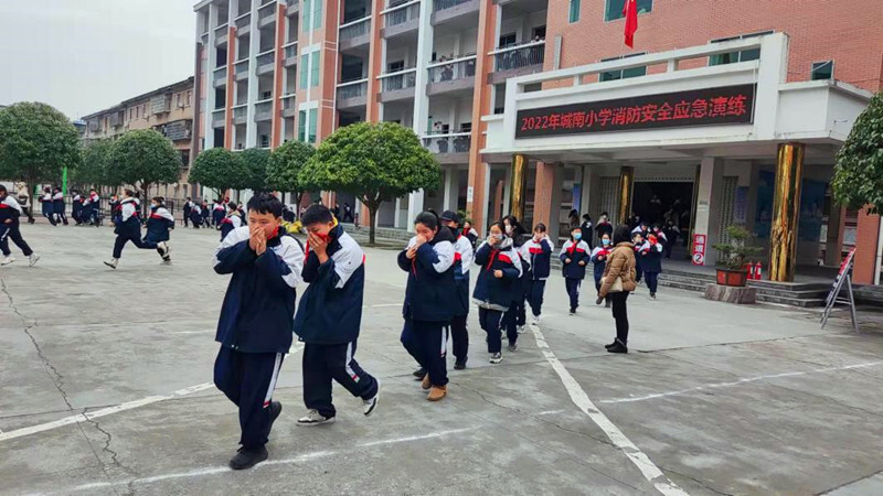 芷江消防救援大队走进城南小学开展消防应急疏散演练暨消防安全知识培训