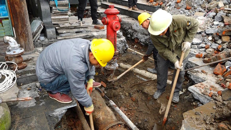 县自来水公司：更新旧管保供水 积极抢修暖人心