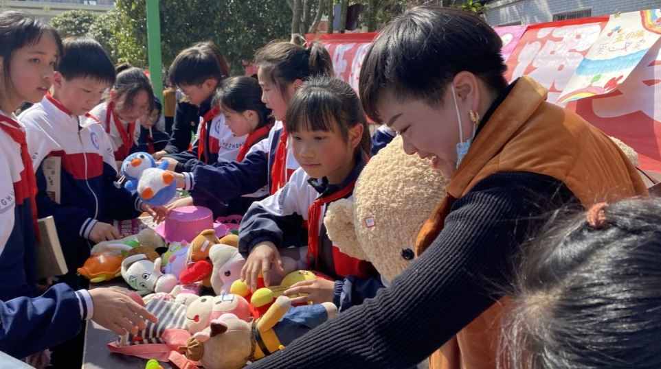 芷江城南小学：举办“清”风暖人心 “廉”花献爱心第六届爱心义卖助学活动