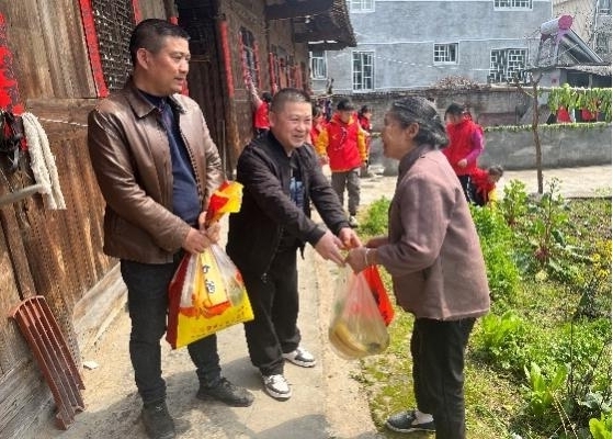 学习雷锋好榜样丨岩桥镇小学：“笑颜助老”志愿者服务在行动