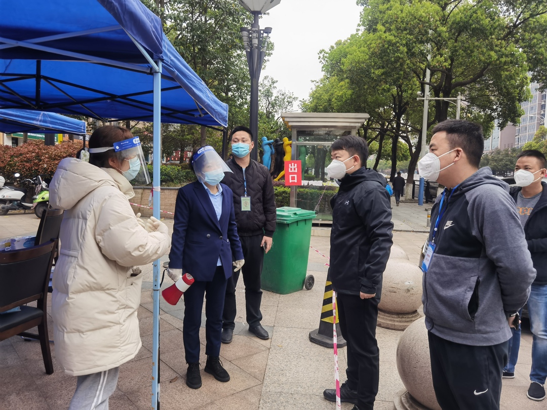 众志成城 防控疫情丨梁志平来到芷江支援怀化主城区疫情防控核酸采样点看望慰问医护人员