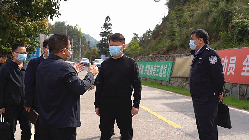 梁志平赴三道坑镇督导当前重点工作