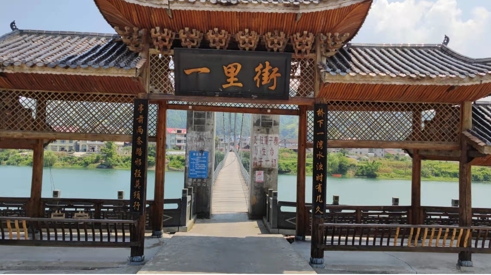 新店坪镇一里街村：力争上游抓生产 攻坚克难 保质量