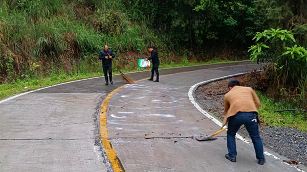 芷江三道坑：县乡联动清油污，道路巡护保平安