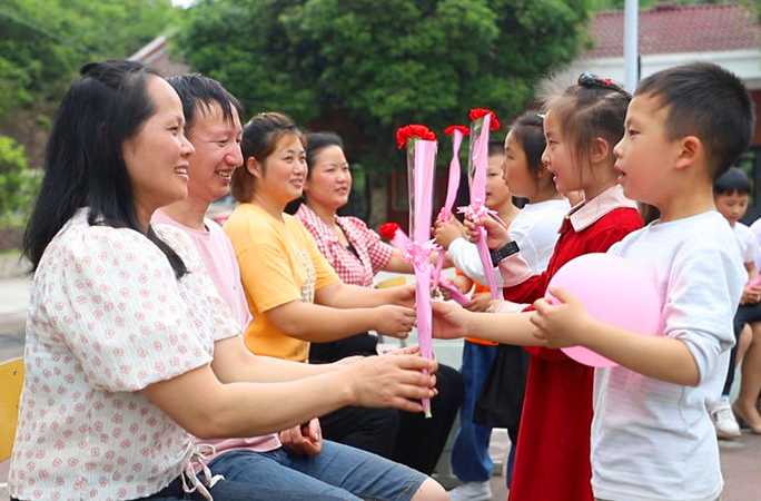 哨路口教学点：“感恩母亲节 爱要大声说出来”