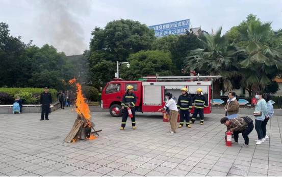 消防大练兵  城管在行动