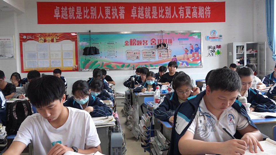我们与高考同行丨高考倒计时：高三师生积极备战迎接高考