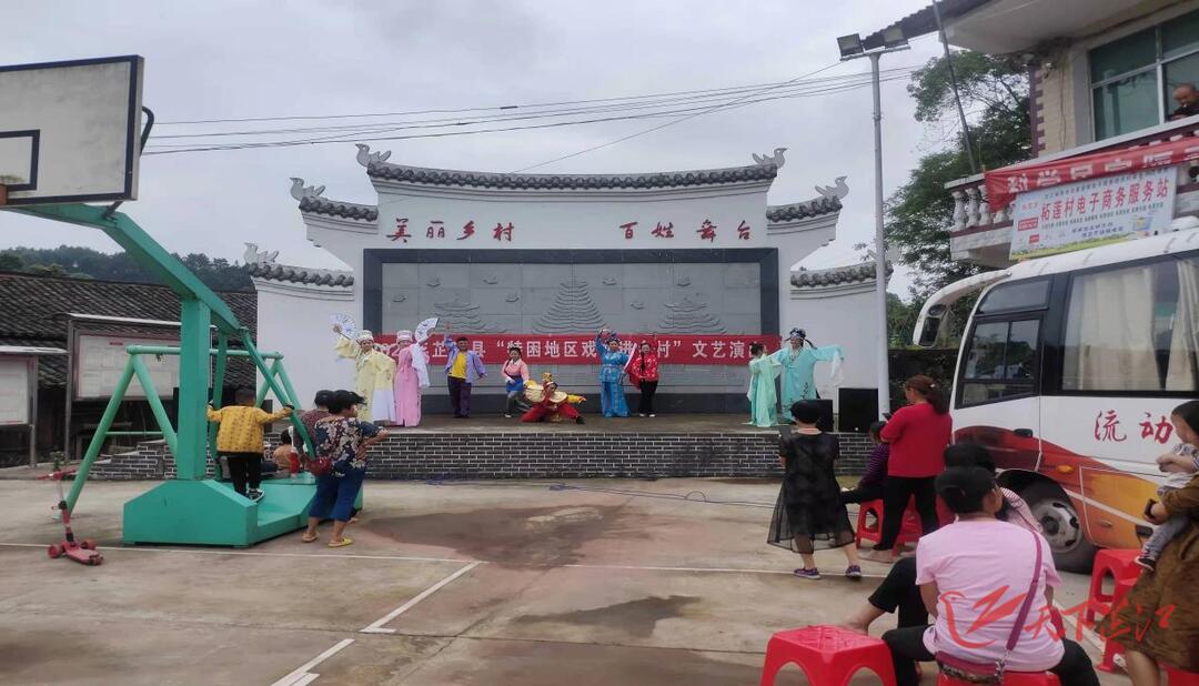 水宽乡柘莲村：送戏下村群众喜 共谱民族团结曲