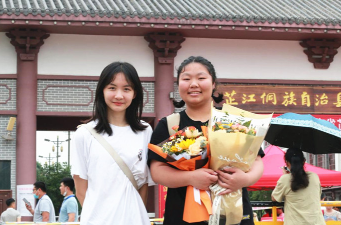 高考结束  家长手捧鲜花考点外迎佳儿