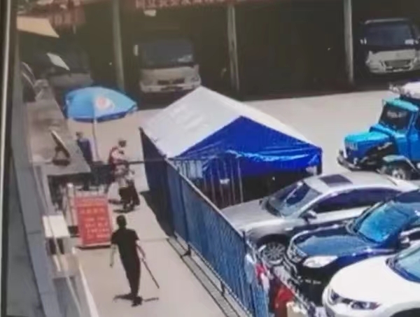 芷江：男子拒不配合防疫检查并持刀威胁工作人员 公安机关依法对其处以十日拘留