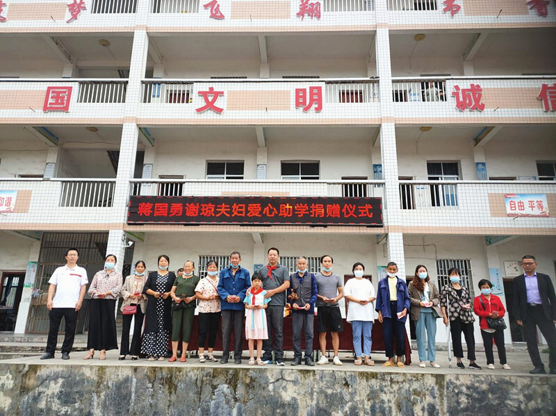 爱心乡贤情系家乡，回乡助力山区学生