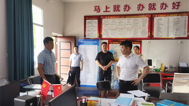 梁志平以“四不两直”方式到晓坪乡、楠木坪镇督导乡村振兴等重点工作