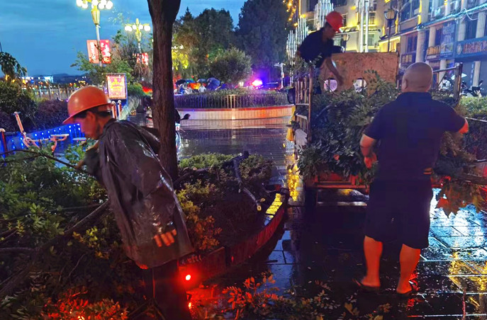 县城管局逆雨而行 确保市民安全出行