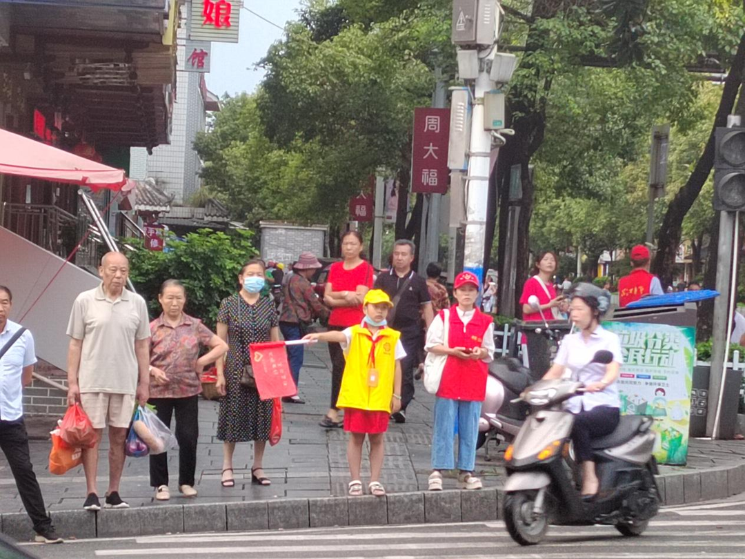 芷江城南小学：“小小交通劝导员”引领文明新风尚