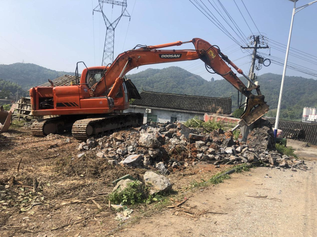 公坪镇：拆除空心房 扮靓新农村