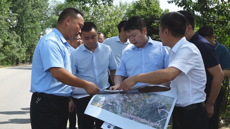 梁志平在县产业开发区现场办公时强调： 在管理运营服务上更加积极作为  通过“小变化”带动“大发展”  为经济高质量发展贡献园区力量